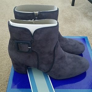White Mountain Grey Suede Boots